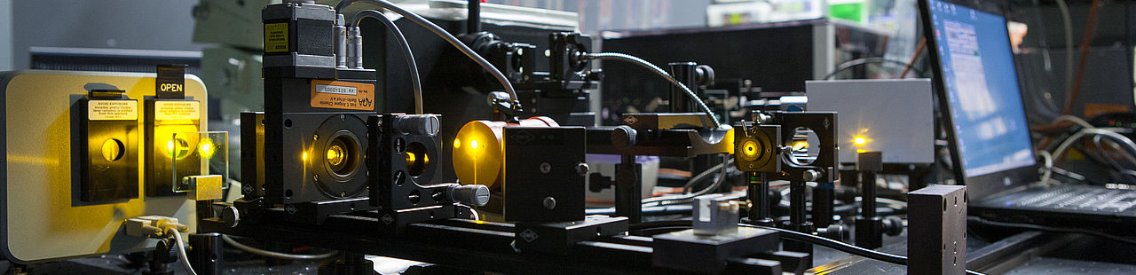 Durchsitmmbarer Laser mit momentaner gelber Lichtemission