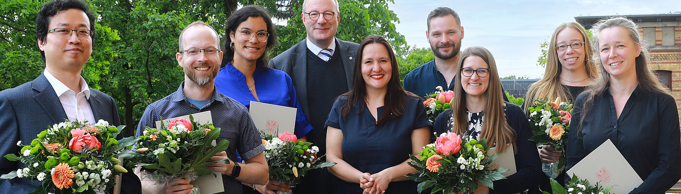 Ausgezeichnete Professorinnen und Professoren der Brandenburger Wissenschaftspreise 2024 stehen mit Blumen und Urkunden in der Hand nebeneinander