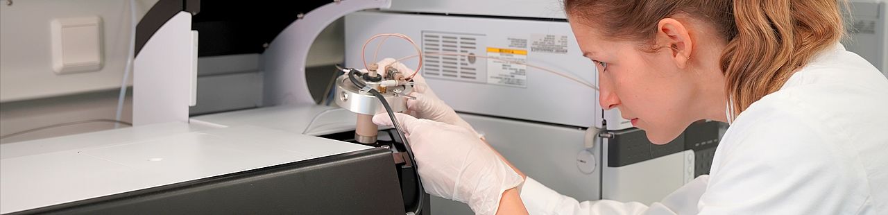 Eine Frau arbeitet an einem Gerät in einem Biolabor.