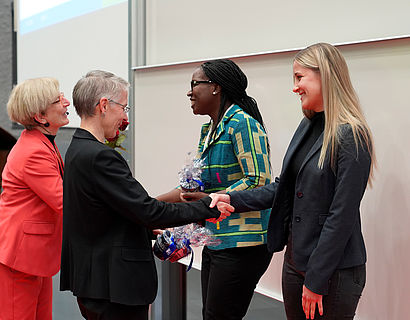 Prof. Ulrike Tippe und Prof. Heike Pospisil gratulieren zwei Absolventinnen bei der Verabschiedung der Absolventinnen und Absolventen 2023 des Fachbereichs INW