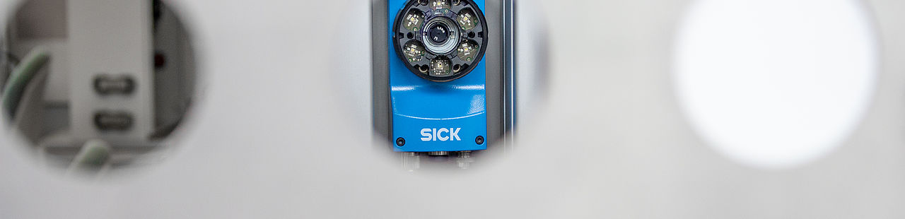 Durch runde Öffnungen fällt der Blick auf die im Demonstrator "ViCtoR" eingebaute blaue Kamera