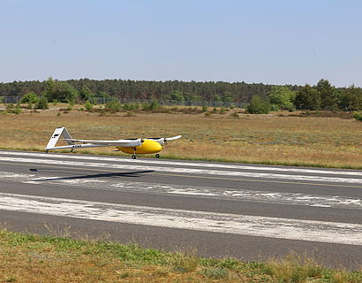 ATISS am Flugplatz Schönhagen fliegend über der Startbahn