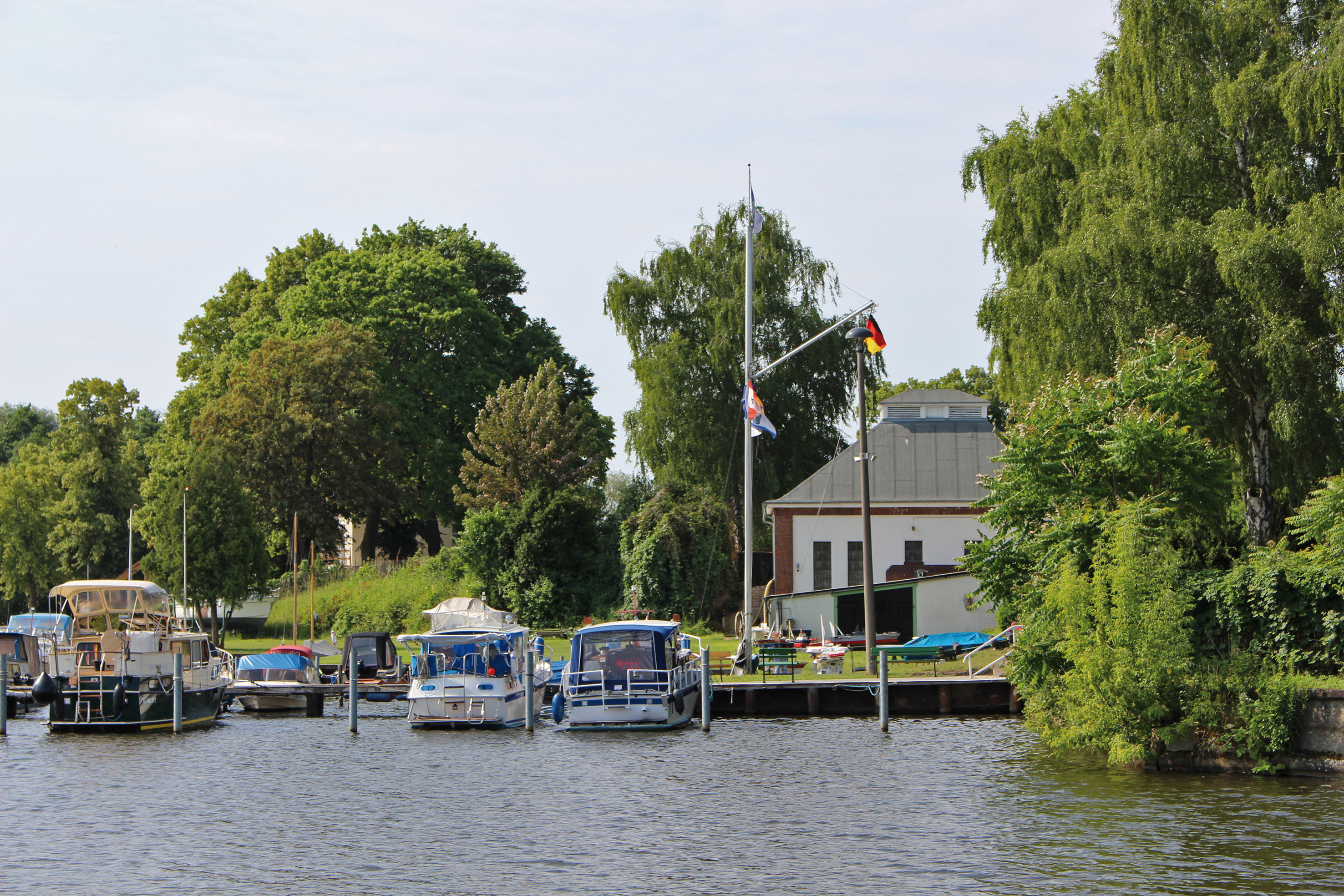 Wassersportclub an der Uferpromenade