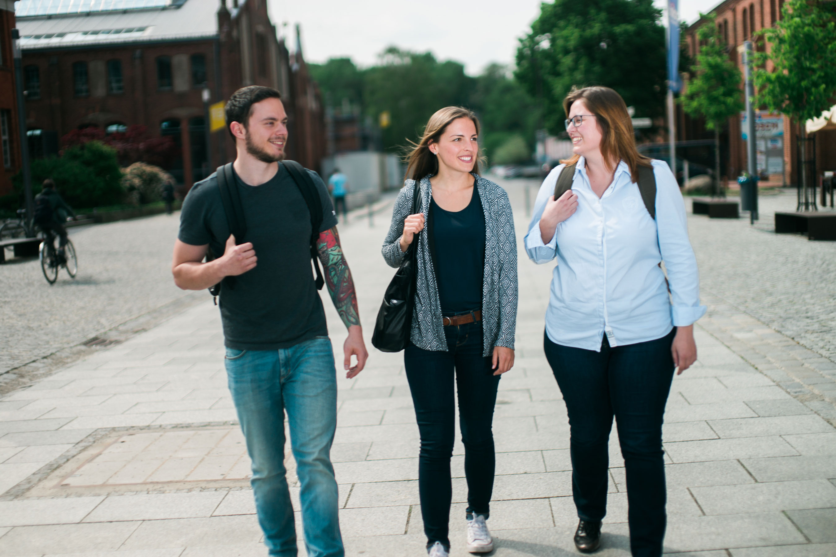 Studentengruppe kommend vom Campus