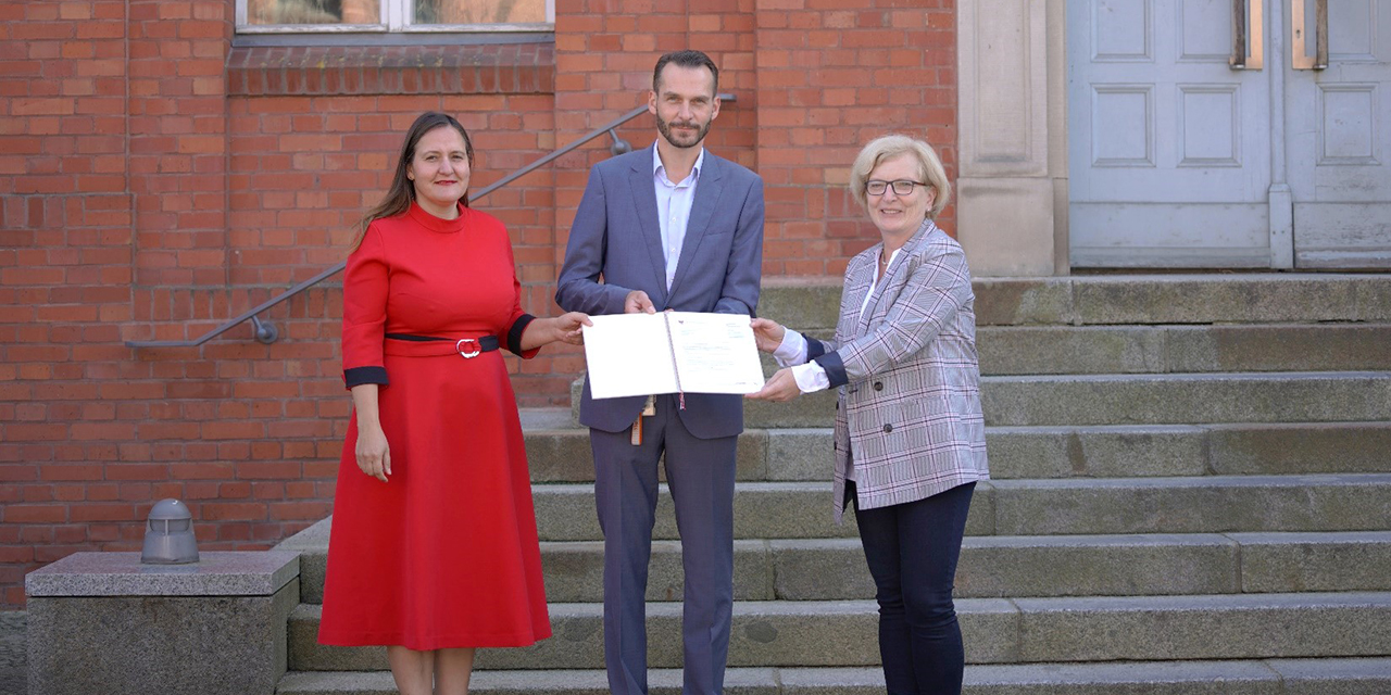 Dr. Manja Schüle, Prof. Stefan Kubica und Prof. Ulrike Tippe bei der Übergabe des Förderbescheids vom MWFK