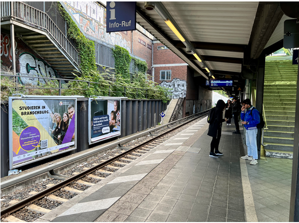 Netzwerk Studienorientierung Berlin-Brandenburg-Plakta auf einem Bahnhof