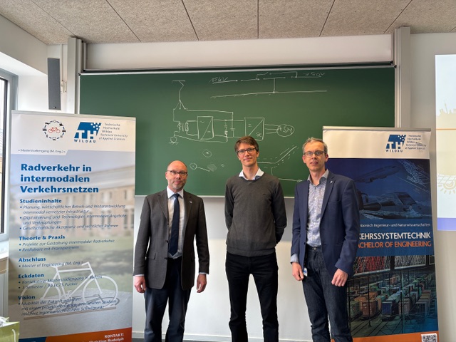 Bei einem Vortrag an der TH Wildau gab Philip Otto von den Verkehrsbetrieben Karlsruhe ei-nen spannenden Einblick über die wachsende Bedeutung von Datenströmen im öffentlichen Nahverkehr. Auf dem Bild mit Prof. Lehnert und Porf. Kohlen