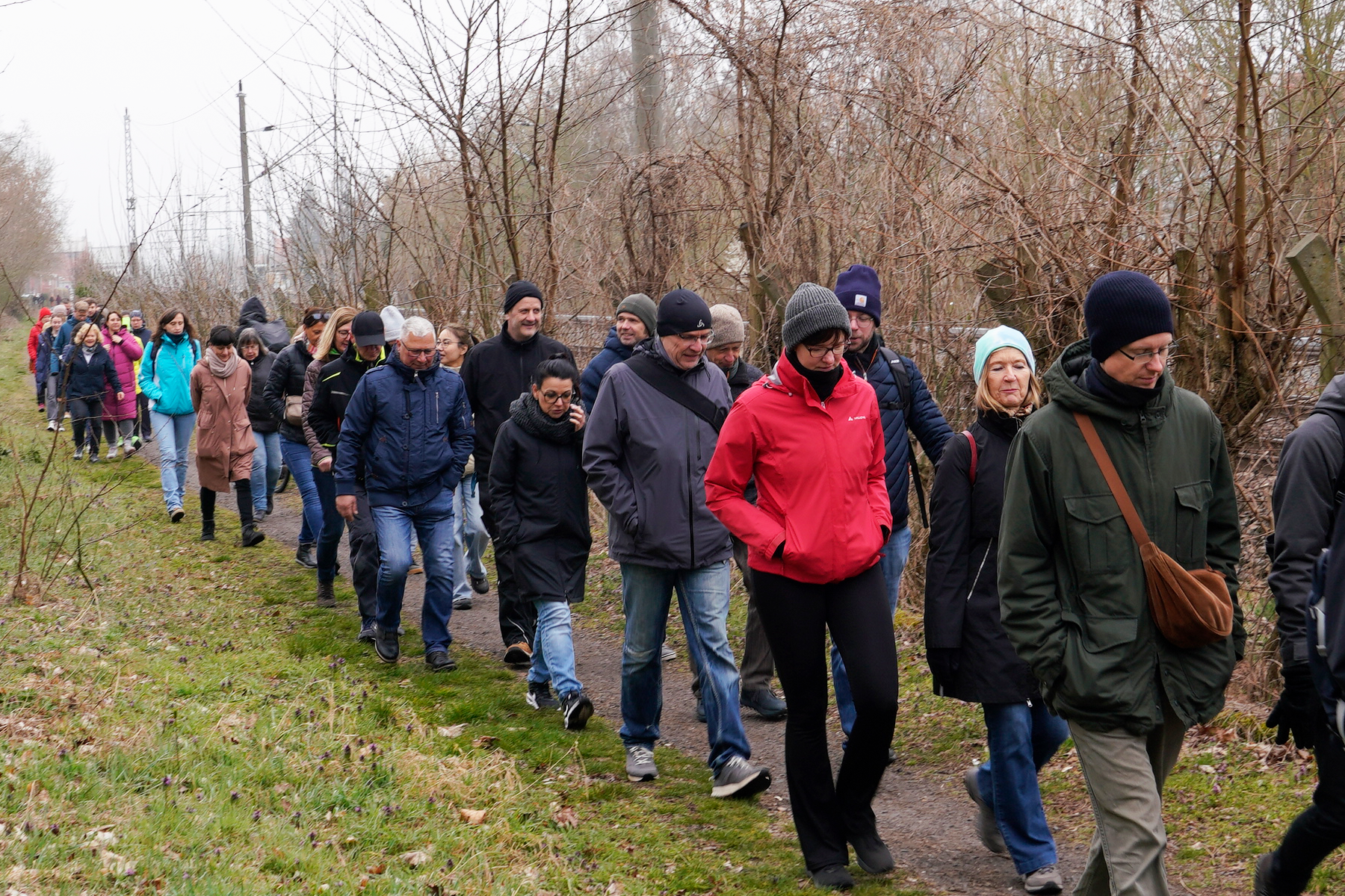 Gruppe wandert über schmalen Weg