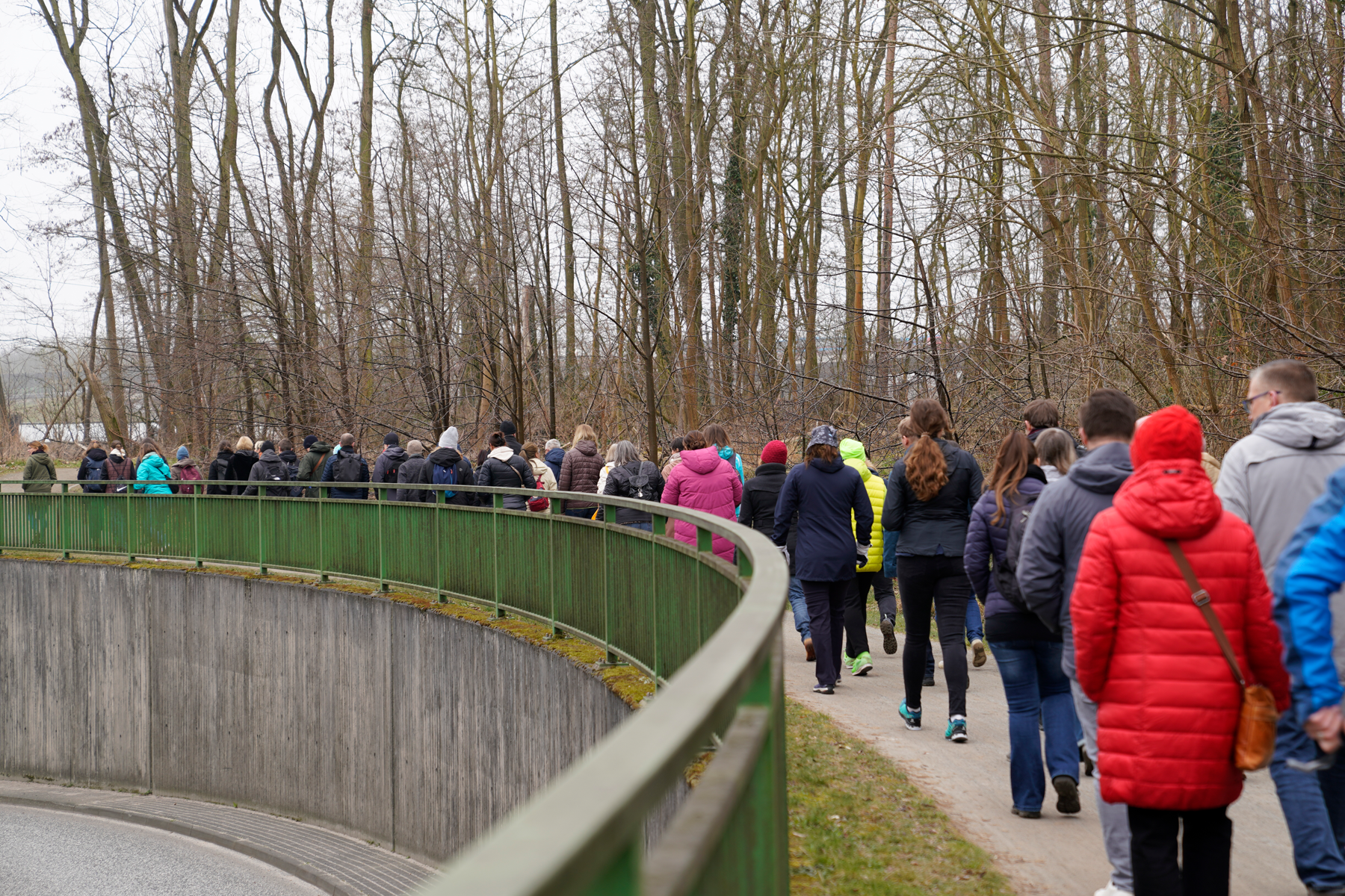 Gruppe wandert über Brücke