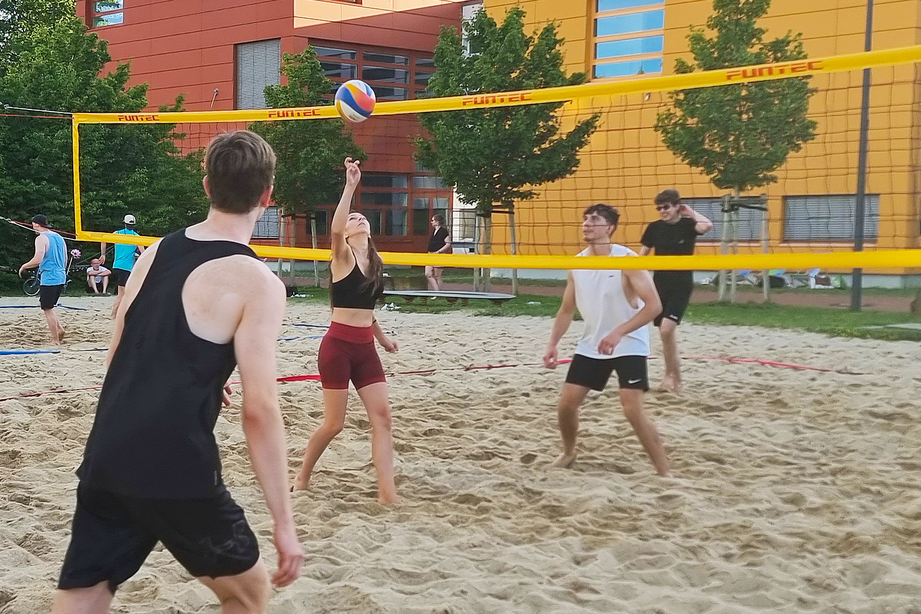 Menschen spielen Beachvolleyball