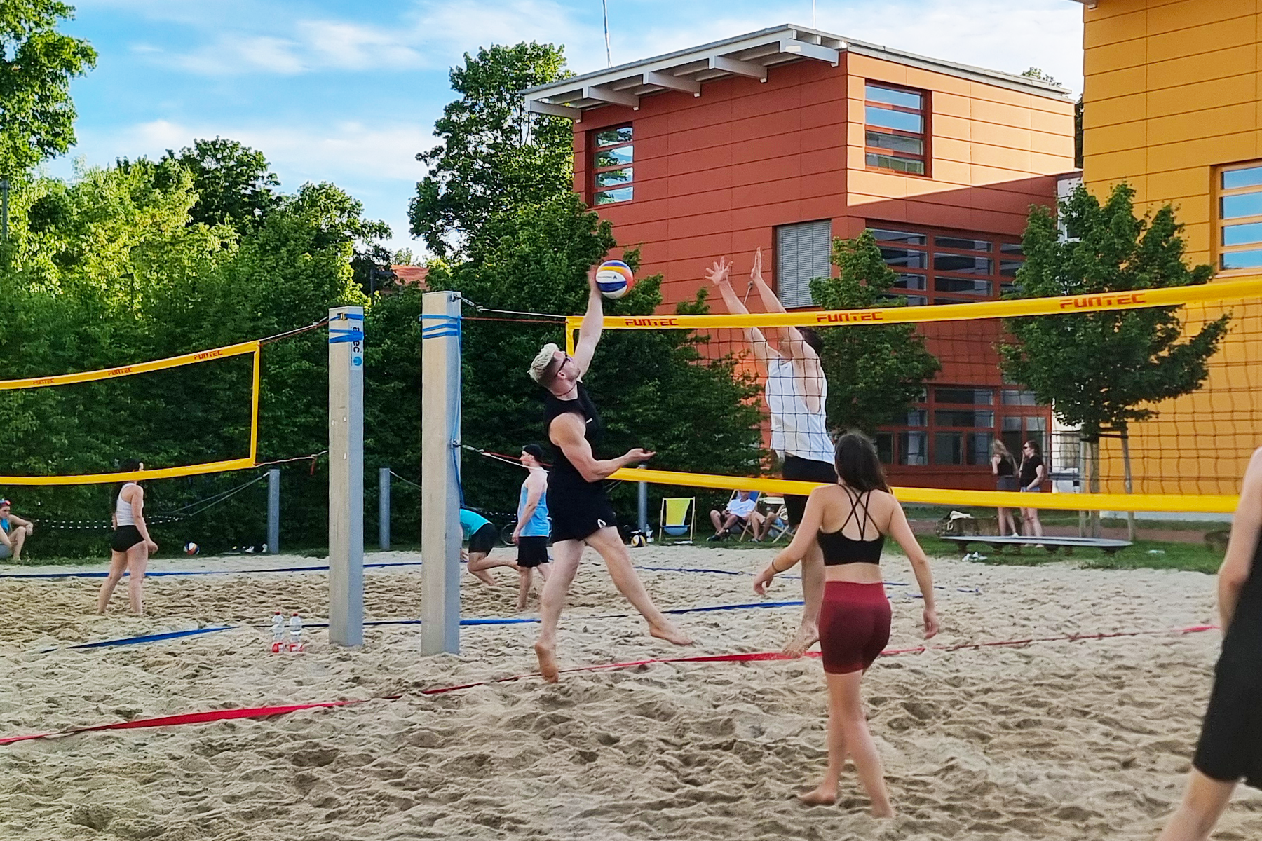 Menschen spielen Beachvolleyball