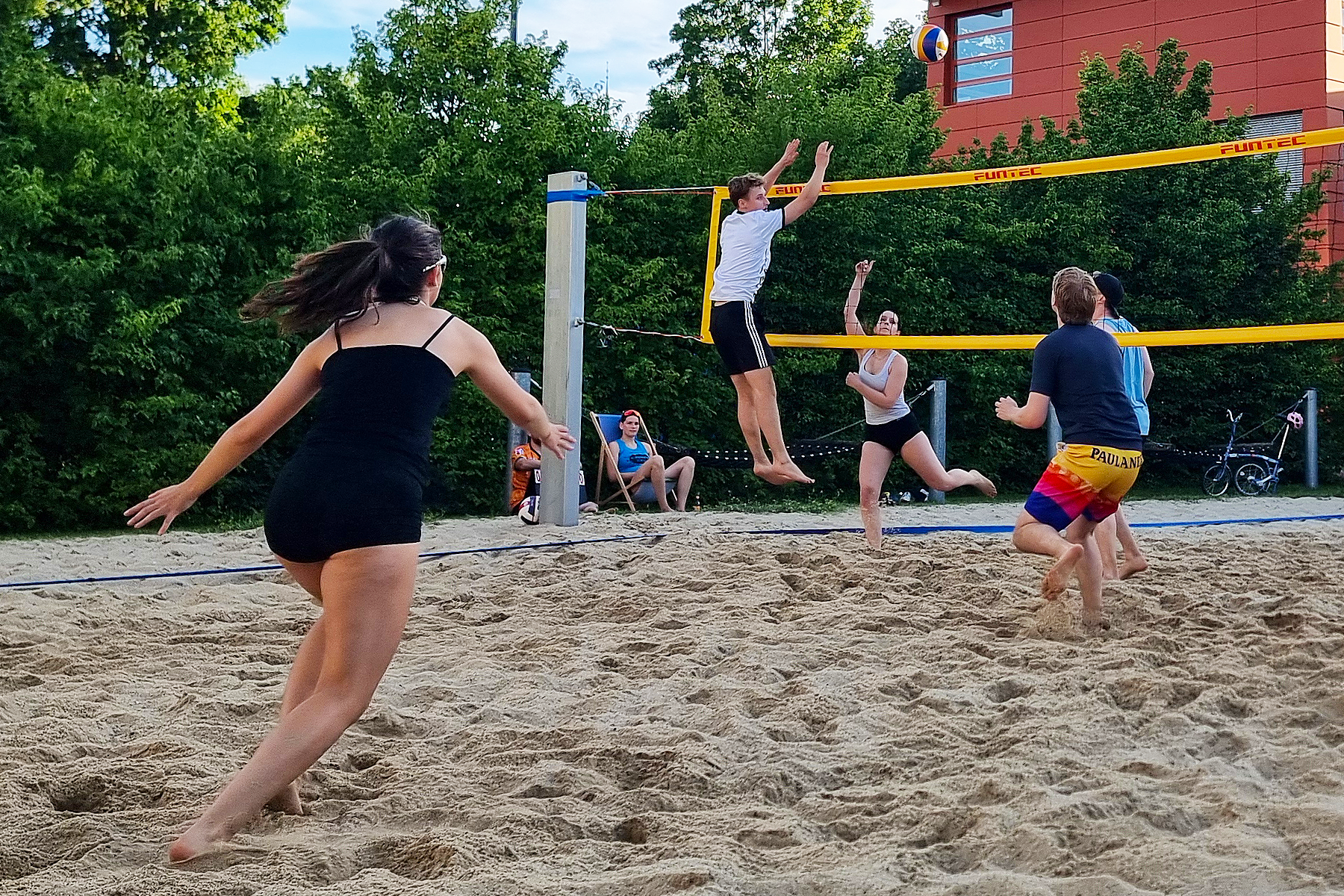 Menschen spielen Beachvolleyball