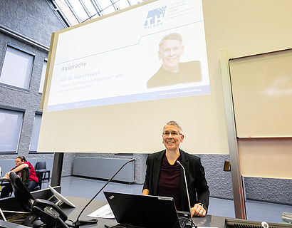 Prof. Heike Pospisil bei der Absolvent/-innenverabschiedung 2022
