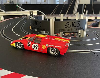 Original Carrerafahrzeug auf der Anlage