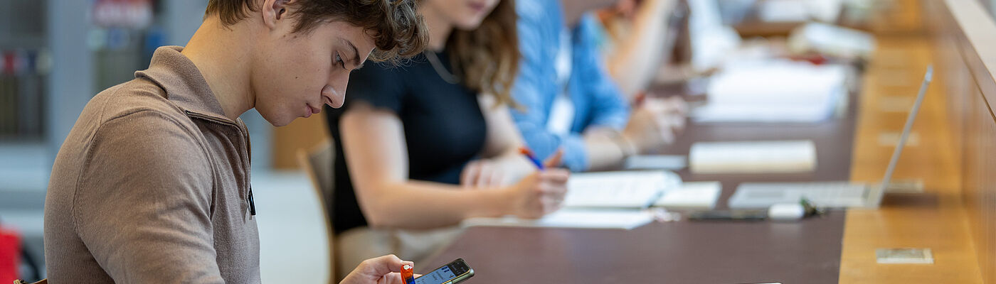 Studierende beim Arbeiten in der Bibliothek