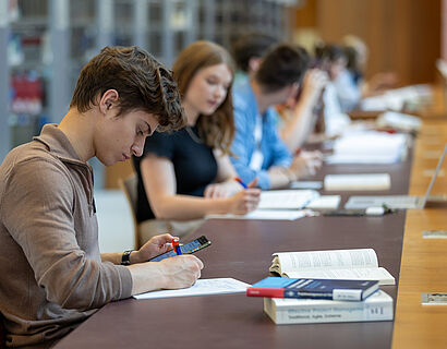 Studierende beim Arbeiten in der Bibliothek
