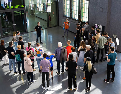 Besucherinnen und Besucher beim Hochschulinformationstag 2023 der TH Wildau bei einer Campusführung