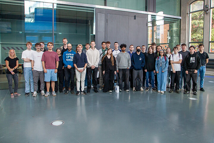 Das Bild zeigt die neuen Bachelor-Studierenden und die Master-Studierenden der Telematik.