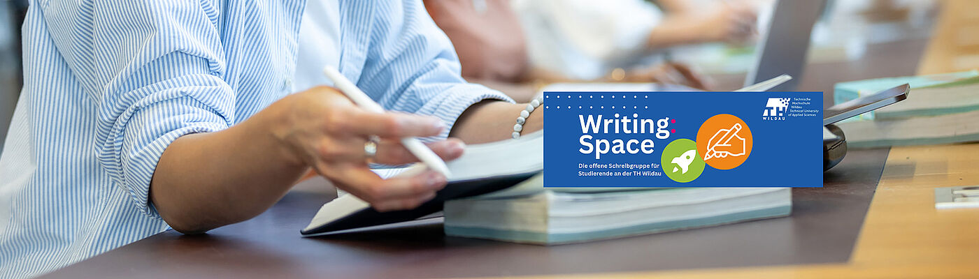 Collage aus Bild mit einem offenen Buch und einer Hand, die einen Stift hält und einem blauen Kasten mit Symbolen und der Aufschrift "Writing jSpace"