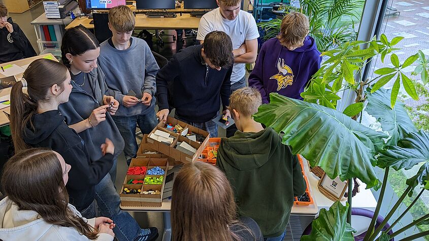 Zukunftstag das Foto zeigt Schüler*innen beim Zukunftstag im ViNN:Lab