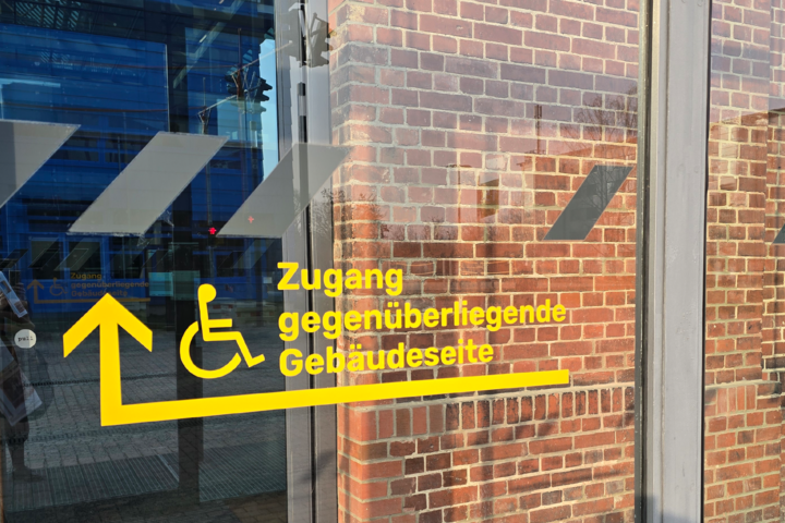 Wegweiser zu barrierefreier Toilette