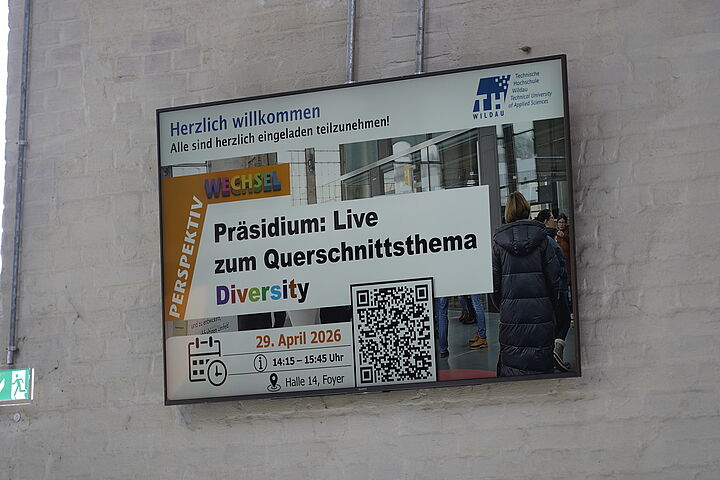 Screen mit Werbung für das Event "Präsidium: Live Diversity"