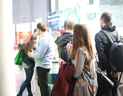 Besucher auf der Messe