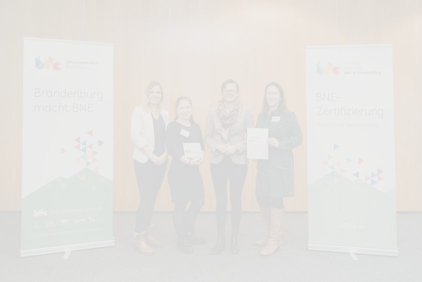 Mitarbeiterinnen des ViNN:Lab nehmen die Auszeichnung des BNE entgegen 