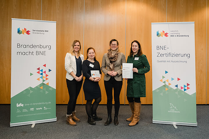 Mitarbeiterinnen des ViNN:Lab nehmen die Auszeichnung des BNE entgegen 