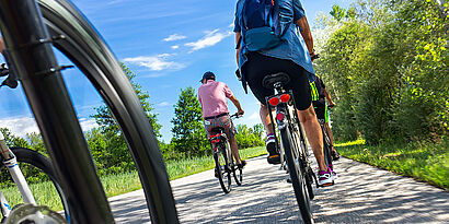 Radfahrer/-innen unterwegs in der Natur