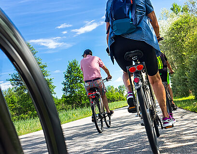 Radfahrer/-innen unterwegs in der Natur