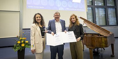 Preisträgerinnen des Forschungs- und Transferpreises 2023 gemeinsam mit Prof. Klaus-Martin Melzer