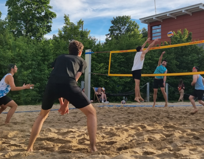 Menschen spielen Beachvolleyball
