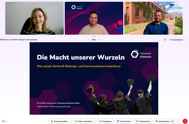 Screenshot eines Videocalls mit drei Personen.