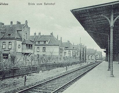 Schwarz-weiß Bild des Wildauer Bahnhofs und umliegender Gebäude