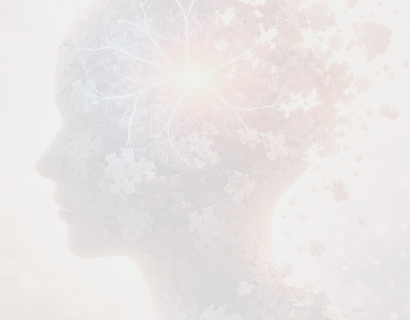 Die schematische Illustration zeigt eine Person im Profil. Die Person ist aus unzähligen Puzzleteilen zusammengebaut, die vom Gehirn her anfangen, auseinanderzufallen.