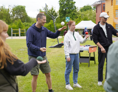 Menschen beim Jonglage-Workshop