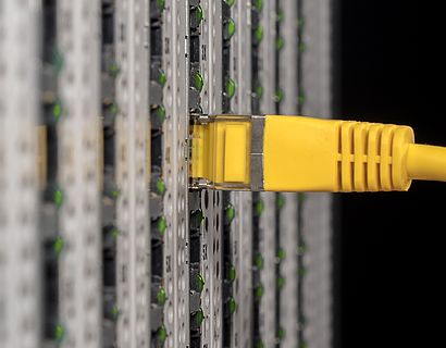 Serverschrank Netzwerkkabel