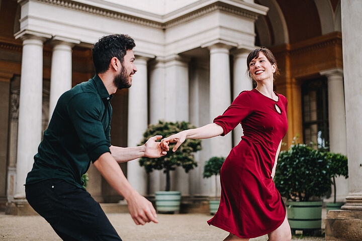 Zwei Personen tanzen