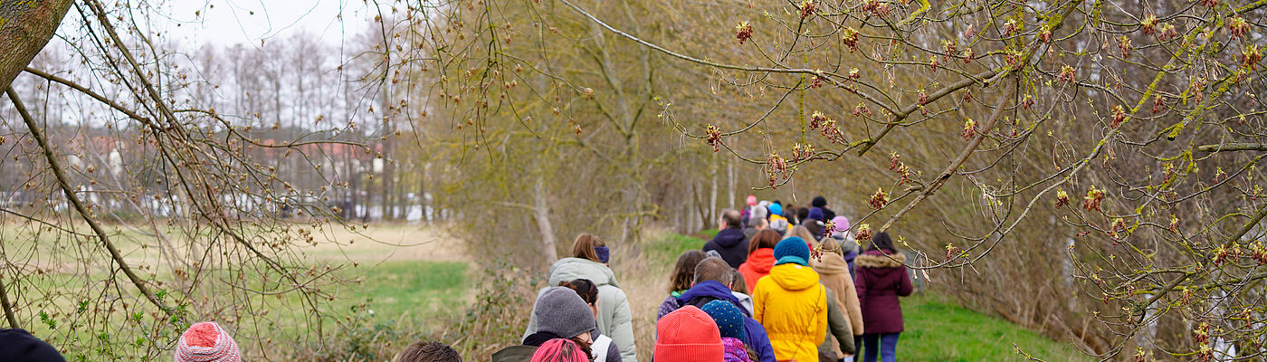 Wandernde auf dem Weg entlang der Dahme