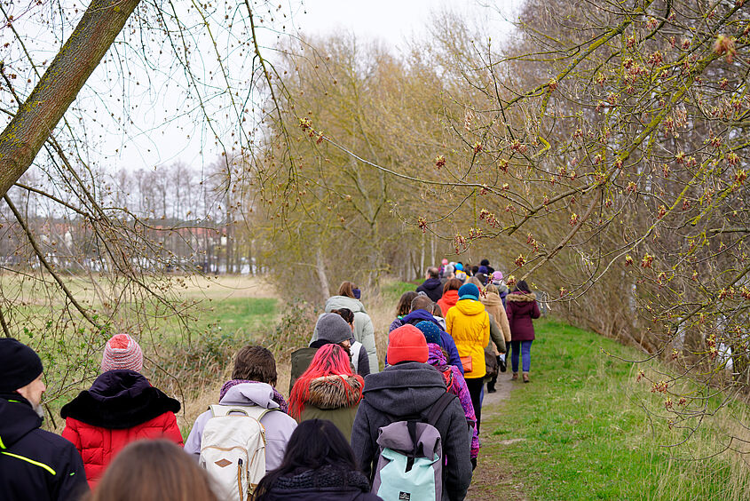 230922 Bild TH News Wildauer Kleeblattwanderung Wandernde auf dem Weg entlang der Dahme