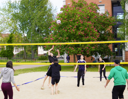 Personen spielen Beachvolleyball