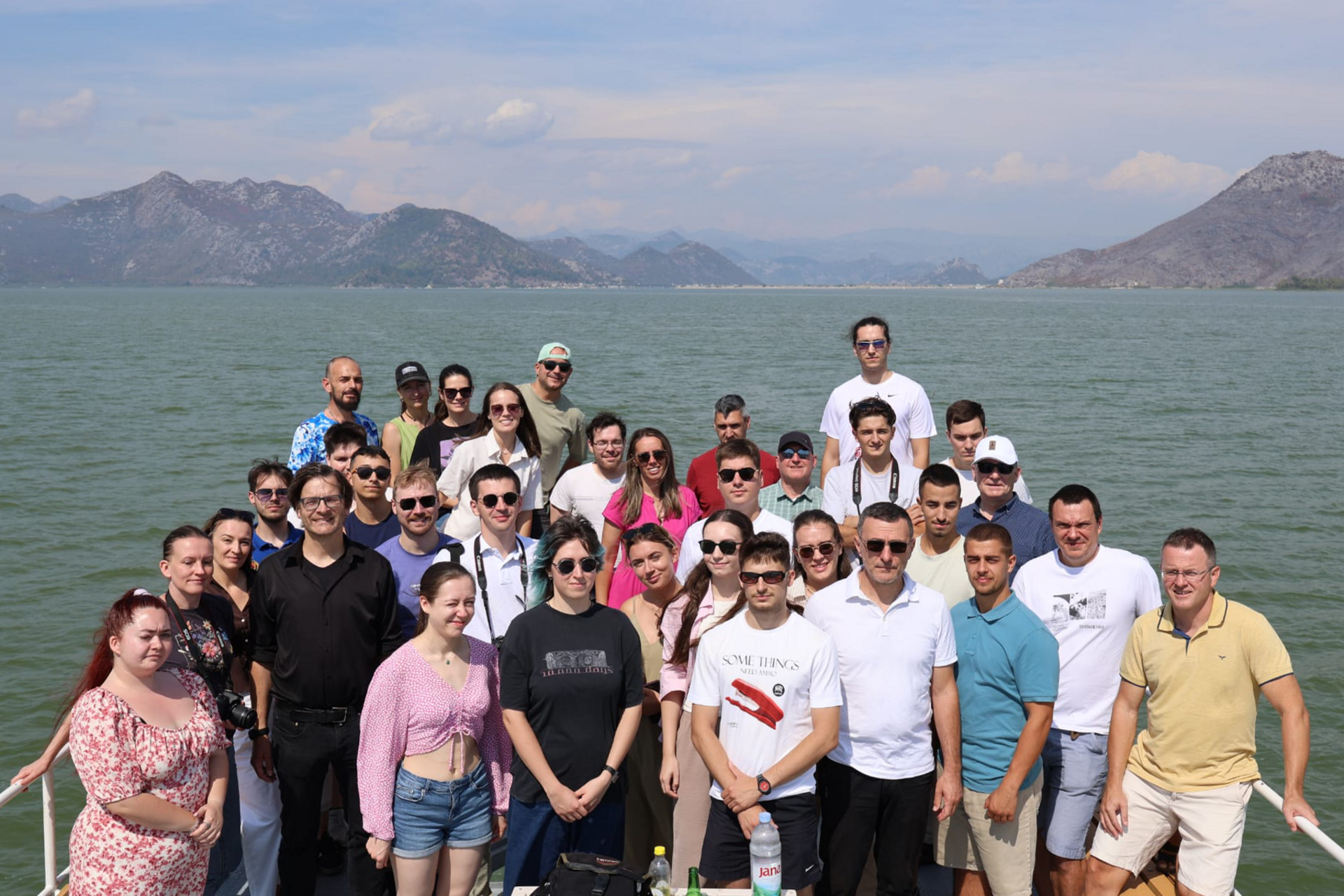 Circ4wb Gruppenfoto Menschen posieren auf einem Boot für ein Gruppenfoto.