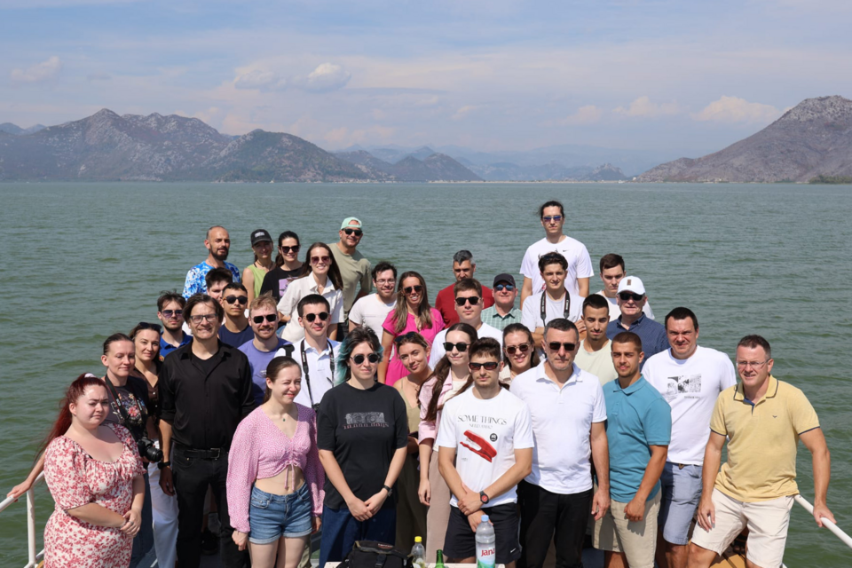 Circ4wb Gruppenfoto Menschen posieren auf einem Boot für ein Gruppenfoto.