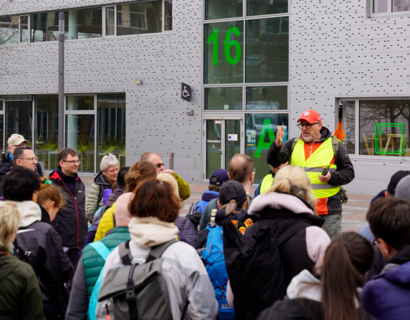 Menschen stehen vor einem Gebäude