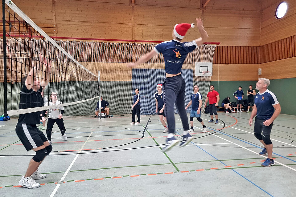 Volle Bewegung im Weihnachtsvolleyballturnier der TH Wildau
