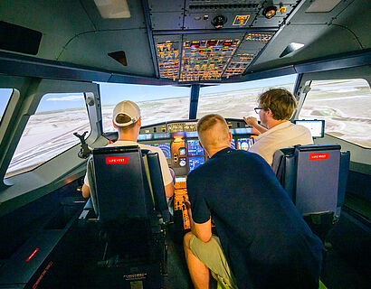 Besucher des HIT 2024 im Flugsimulator der TH Wildau.