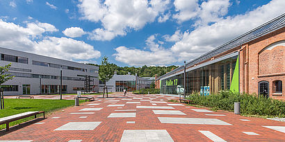 Campus der TH Wildau mit Blick auf Halle 17