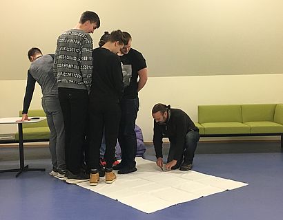 Der Coach erklärt die Übung "Rettungsboot"