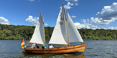 Segelkutter der TH Wildau bei der Fahrt auf der Dahme